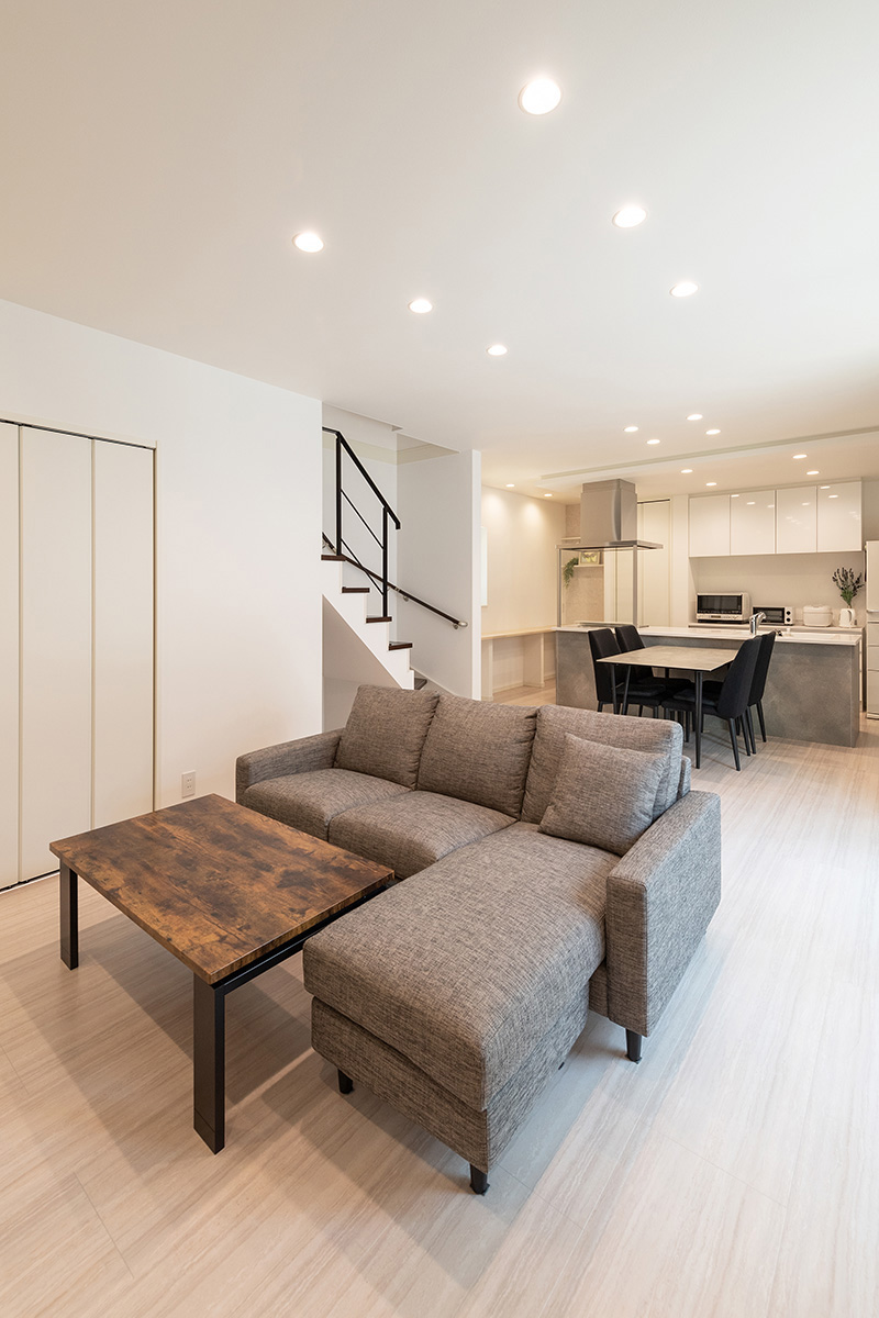 ［神戸市］高気密・高断熱のZEH（ゼロエネルギーハウス）ヤマト住建の建築実例お客様のお家のキッチンから見渡せるLDK