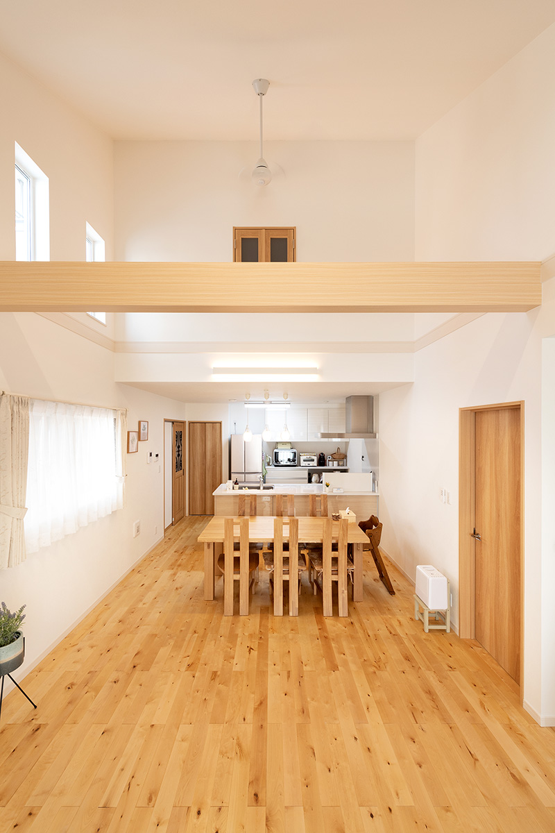 ［姫路市御立西］高気密・高断熱の省エネ住宅ヤマト住建の建築実例お客様のお家の吹き抜けと無垢床が心地よいダイニング