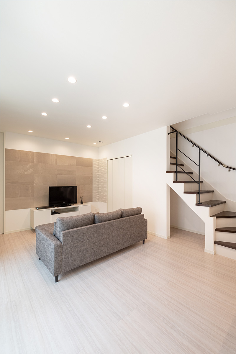 ［神戸市］高気密・高断熱のZEH（ゼロエネルギーハウス）ヤマト住建の建築実例お客様のお家のアイアン手すりのリビング階段