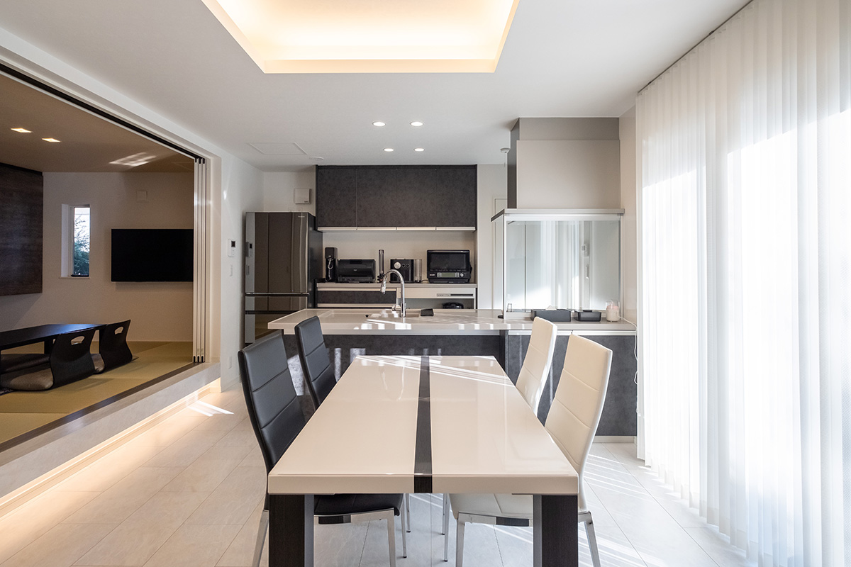 ［東京都小金井市］高気密・高断熱の省エネ住宅ヤマト住建の建築実例お客様のお家のモダンスタイルなダイニング・キッチン