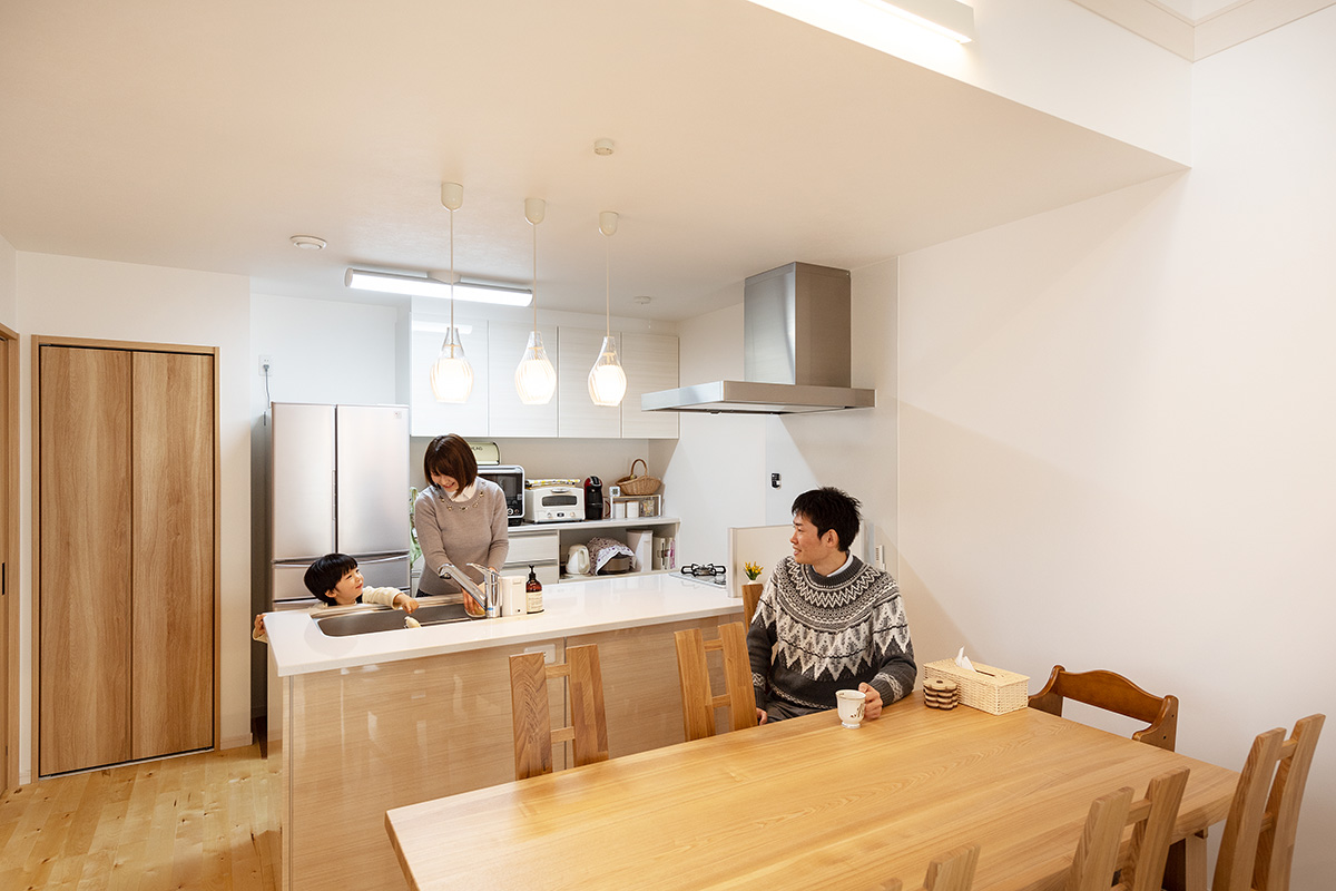 ［姫路市御立西］高気密・高断熱の省エネ住宅ヤマト住建の建築実例お客様のお家の会話が弾むダイニングとキッチン