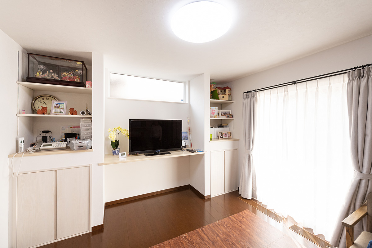［兵庫県三田市］高気密・高断熱のZEH（ゼロエネルギーハウス）ヤマト住建の建築実例二世帯住宅のリビングの造り付けテレビボード