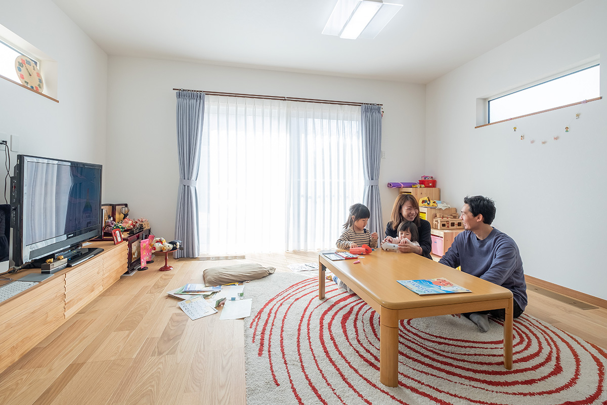 ［埼玉県川口市］高気密・高断熱のZEH（ゼロエネルギーハウス）ヤマト住建の建築実例お客様のお家の大きな窓のあるリビング