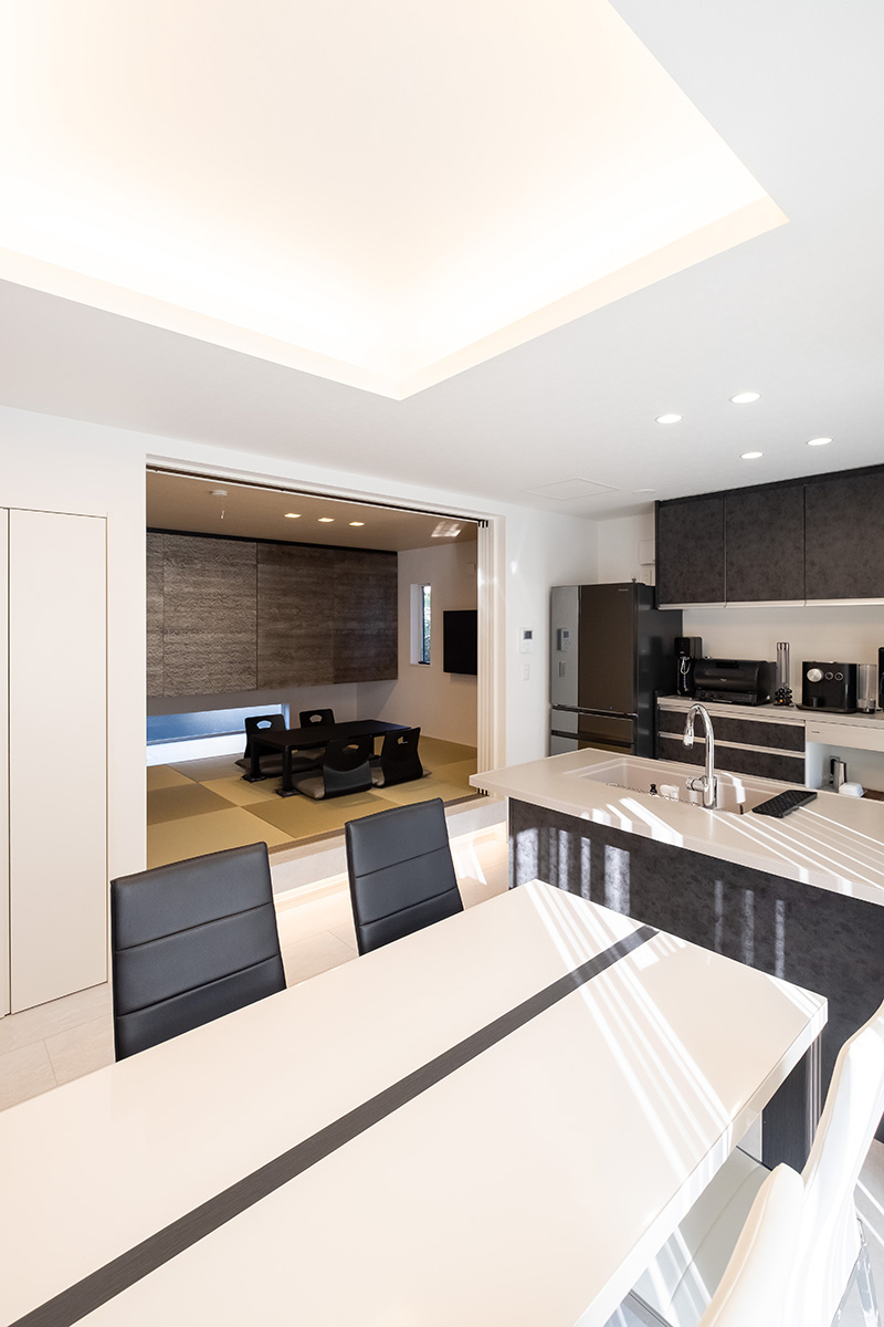 ［東京都小金井市］高気密・高断熱の省エネ住宅ヤマト住建の建築実例お客様のお家のモダンスタイルなダイニングと小上がり和室