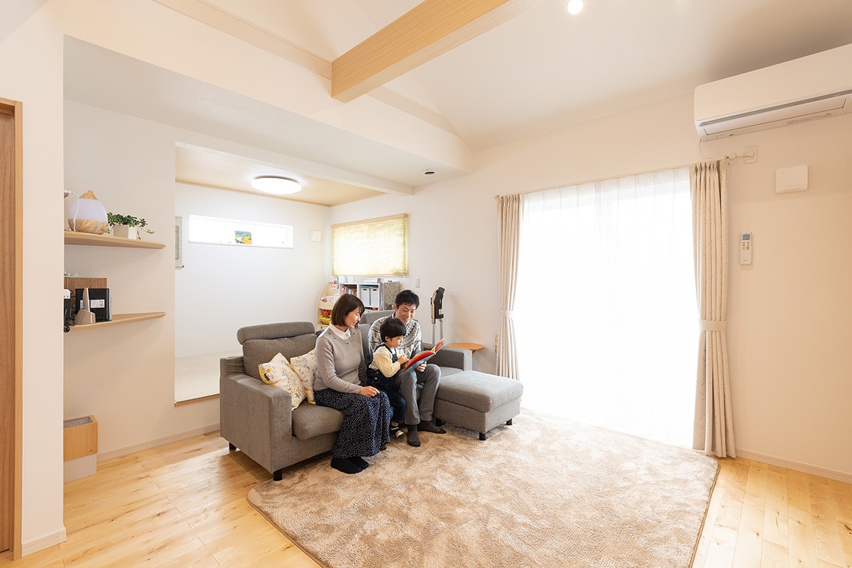 ［姫路市御立西］高気密・高断熱の省エネ住宅ヤマト住建の建築実例お客様のお家の大きな窓のある明るいリビング