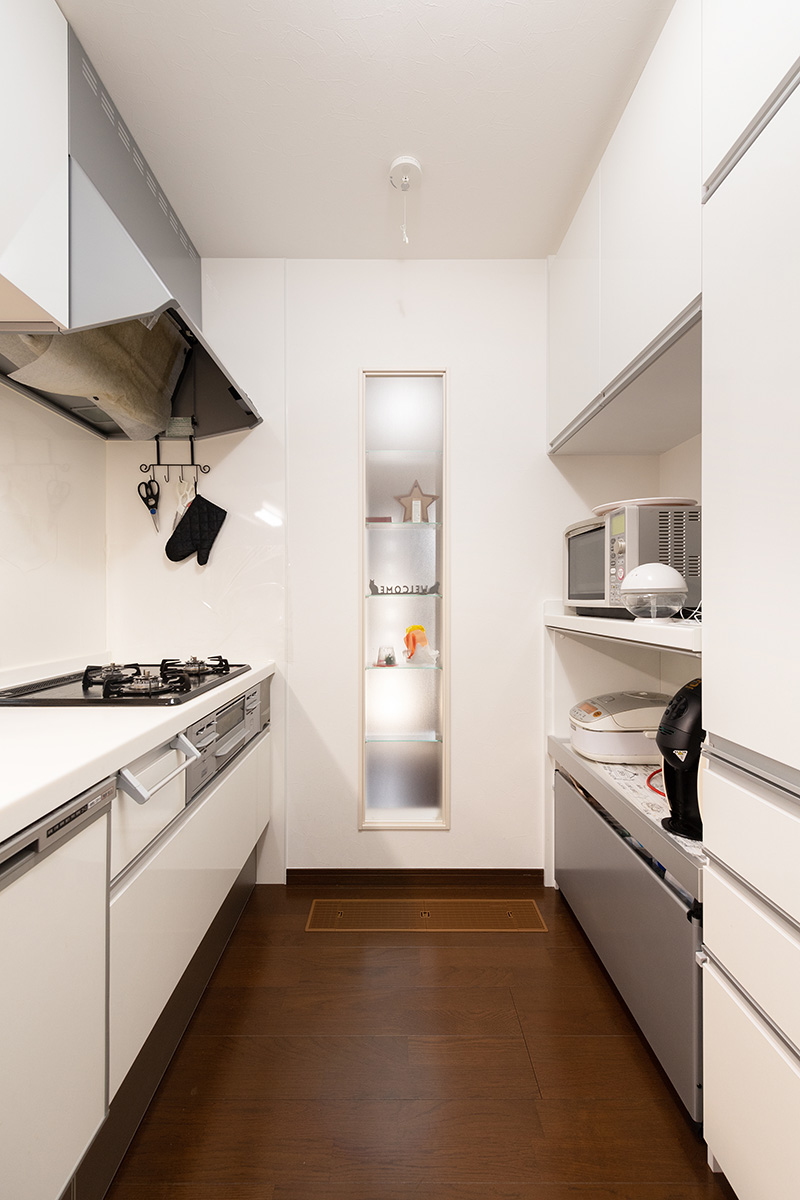 ［兵庫県三田市］高気密・高断熱のZEH（ゼロエネルギーハウス）ヤマト住建の建築実例二世帯住宅のパントリーを設けたキッチン