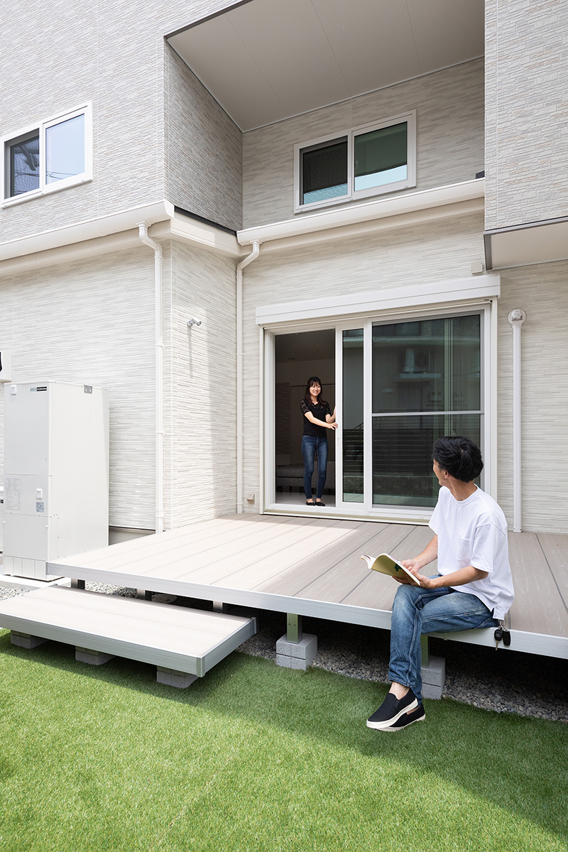 ［神戸市］高気密・高断熱のZEH（ゼロエネルギーハウス）ヤマト住建の建築実例お客様のお家のウッドデッキのテラスと中庭