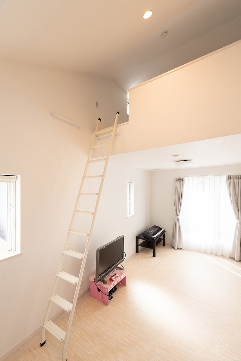 ［兵庫県三田市］高気密・高断熱のZEH（ゼロエネルギーハウス）ヤマト住建の建築実例二世帯住宅の子供部屋のロフト