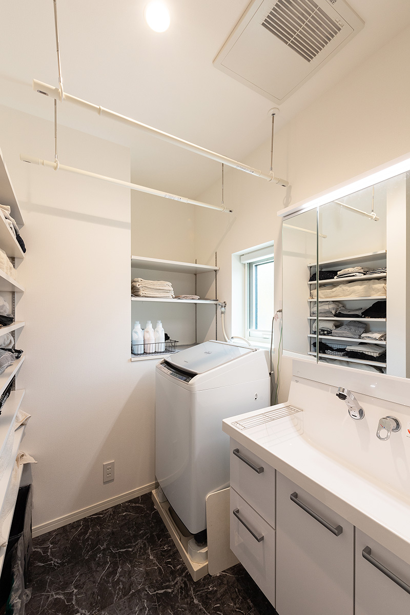 ［神戸市］高気密・高断熱のZEH（ゼロエネルギーハウス）ヤマト住建の建築実例お客様のお家の物干しスペースのある洗面室