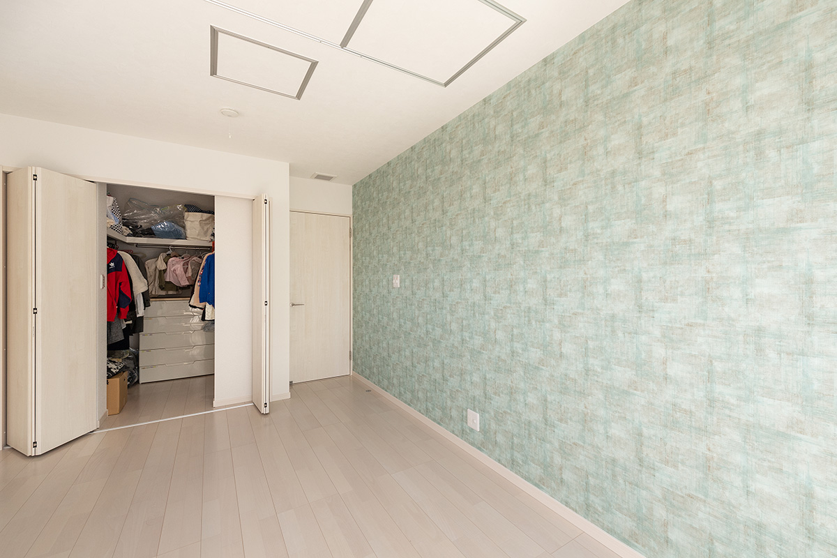 ［兵庫県三田市］高気密・高断熱のZEH（ゼロエネルギーハウス）ヤマト住建の建築実例二世帯住宅の明るい色合いの洋室