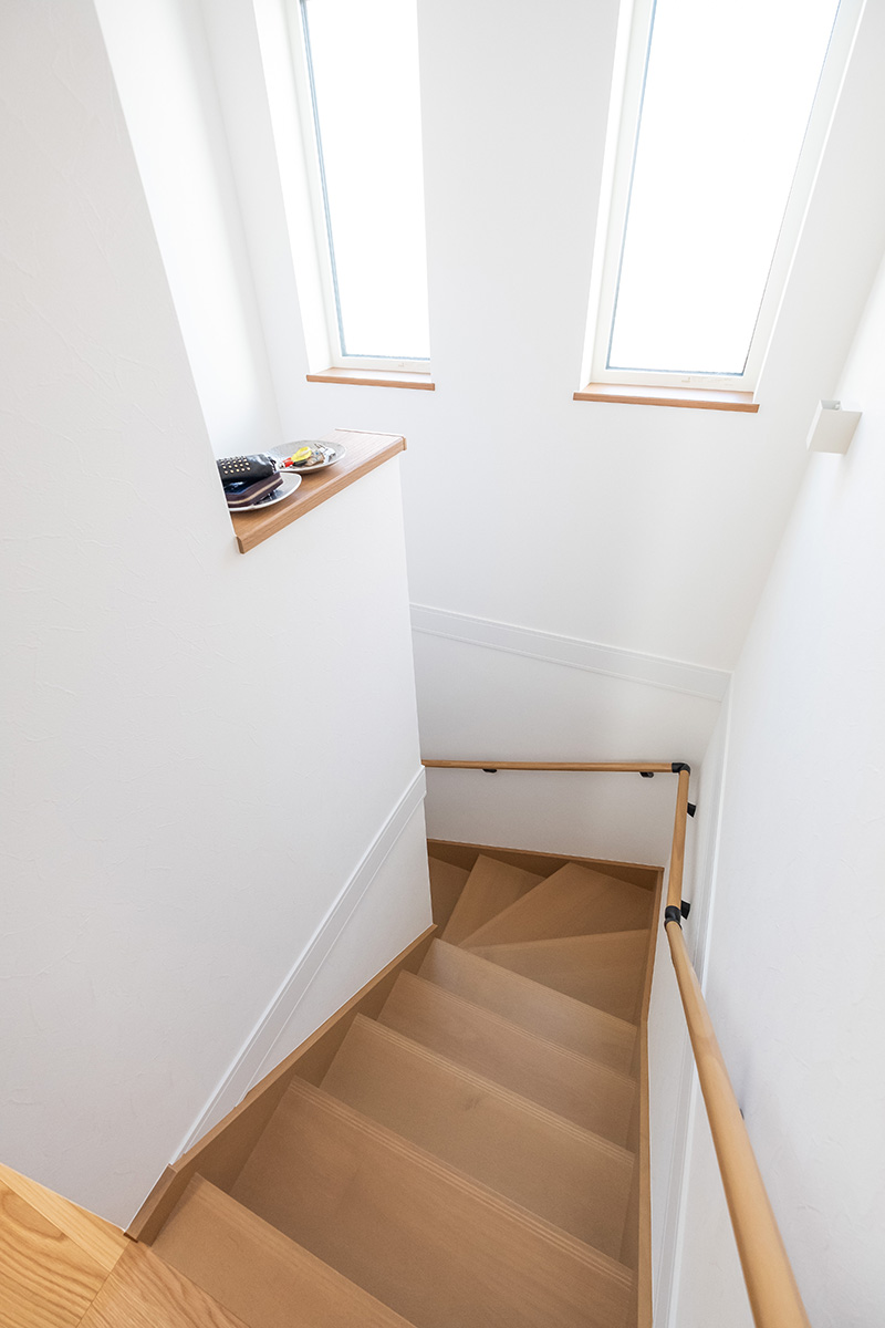 ［埼玉県川口市］高気密・高断熱のZEH（ゼロエネルギーハウス）ヤマト住建の建築実例お客様のお家の明るいリビング階段