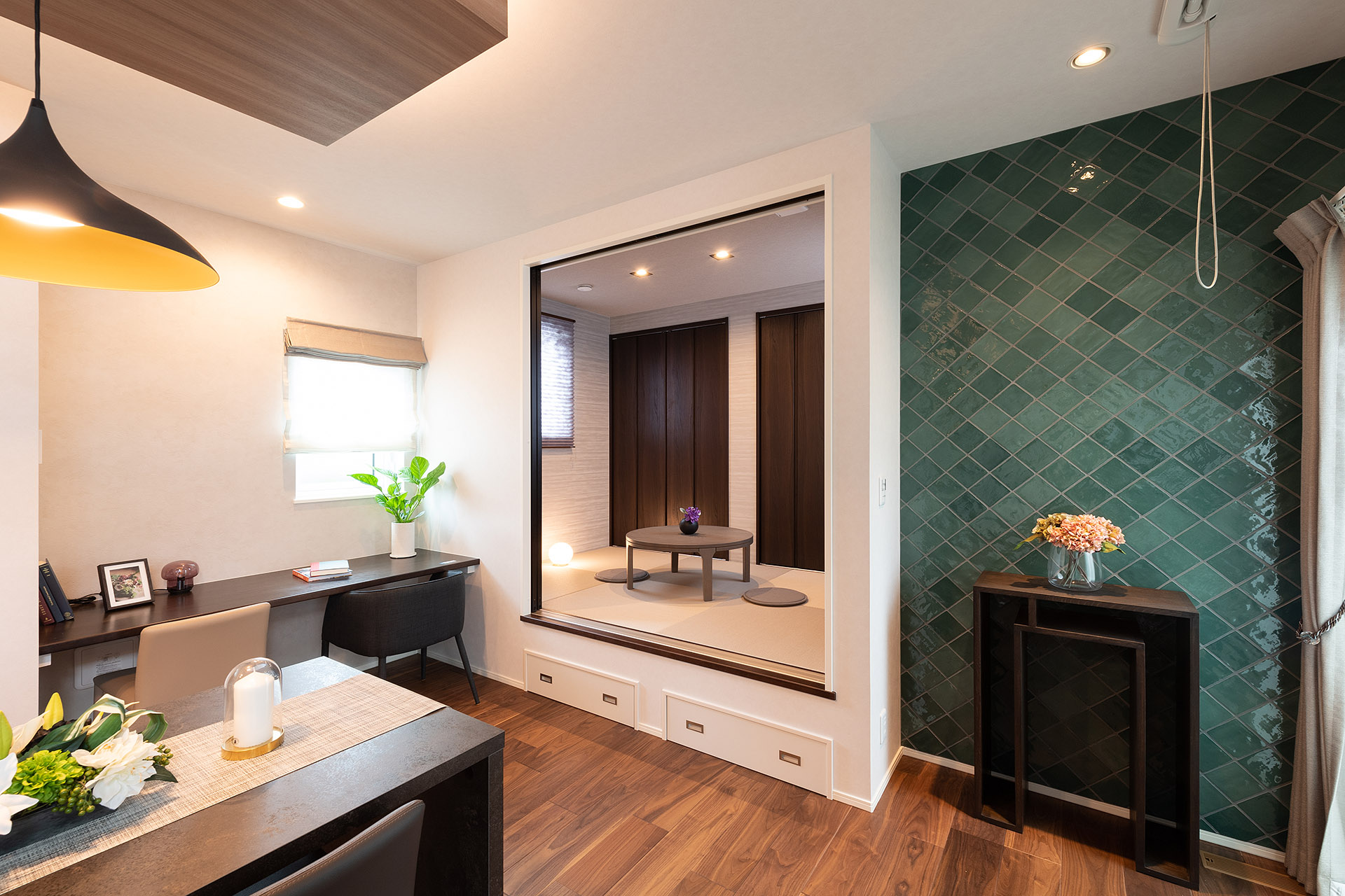 ［大阪府泉南郡熊取町］高気密・高断熱でダブル断熱仕様のヤマト住建モデルハウスの床下収納付きの小上がり和室