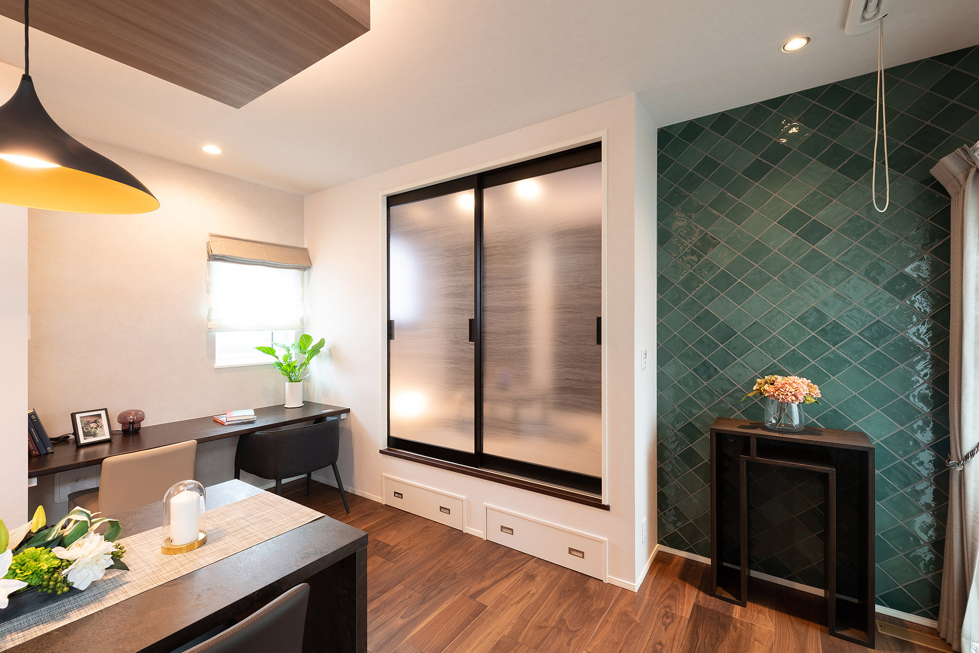 ［大阪府泉南郡熊取町］高気密・高断熱でダブル断熱仕様のヤマト住建モデルハウスの床下収納付きの小上がり和室