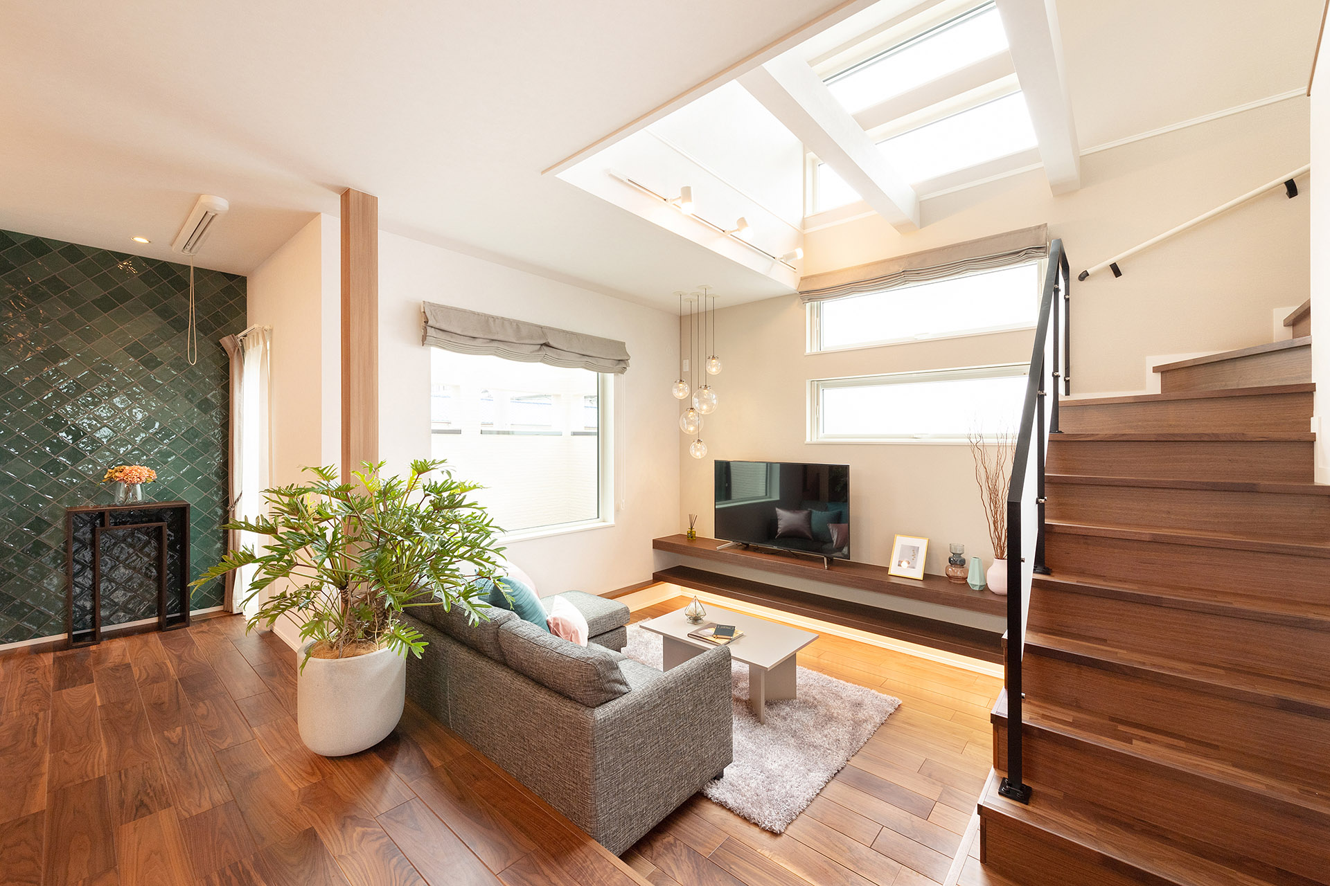 ［大阪府泉南郡熊取町］高気密・高断熱でダブル断熱仕様のヤマト住建モデルハウスの明るい吹き抜けのダウンフロアリビング