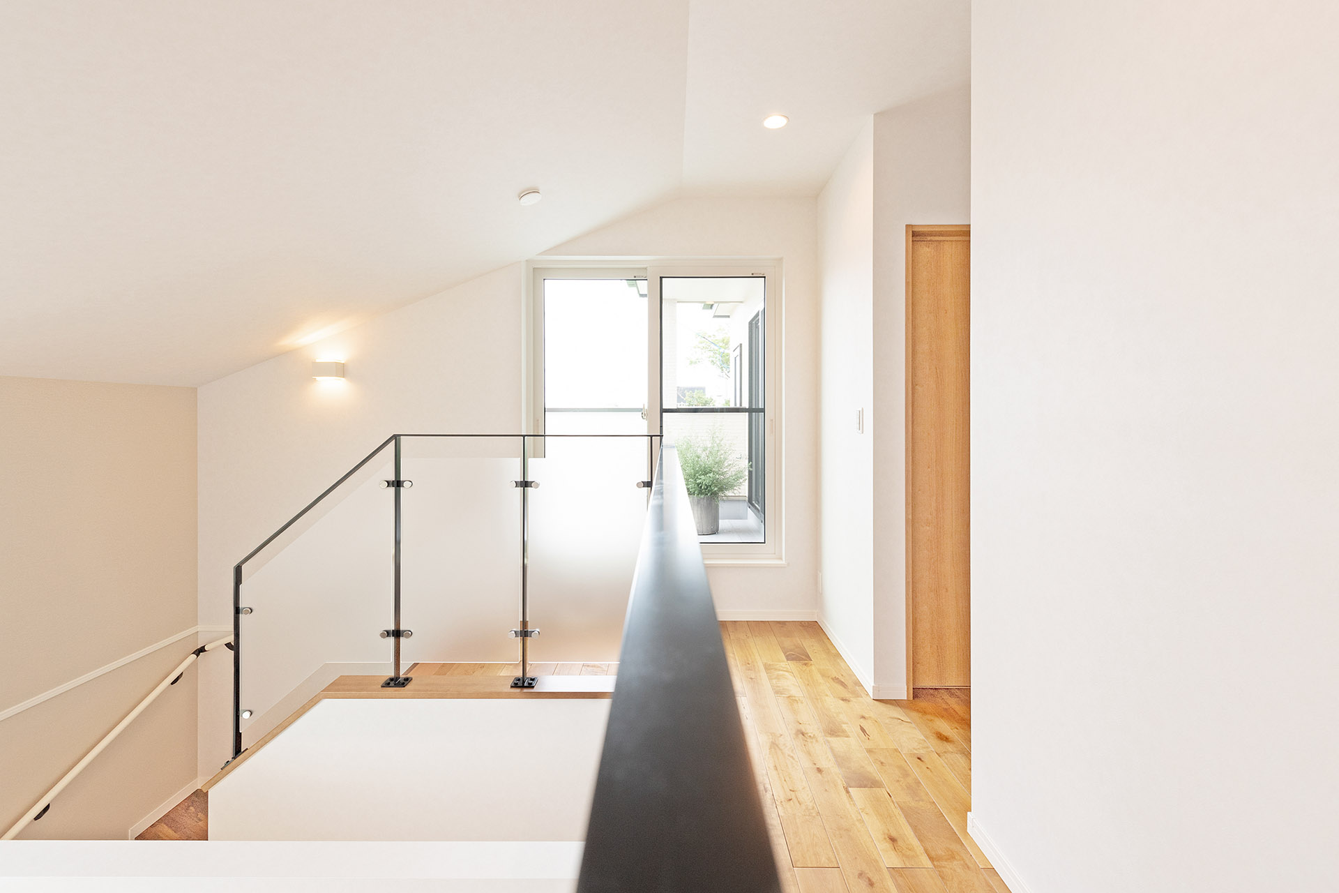 ［大阪府泉南郡熊取町］高気密・高断熱でダブル断熱仕様のヤマト住建モデルハウスのバルコニーに繋がる日当たりの良いホール