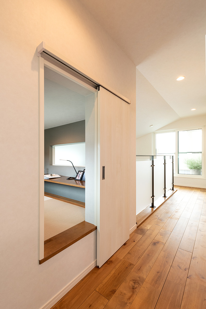 ［大阪府泉南郡熊取町］高気密・高断熱でダブル断熱仕様のヤマト住建モデルハウスの2階ホールとステップインロフト