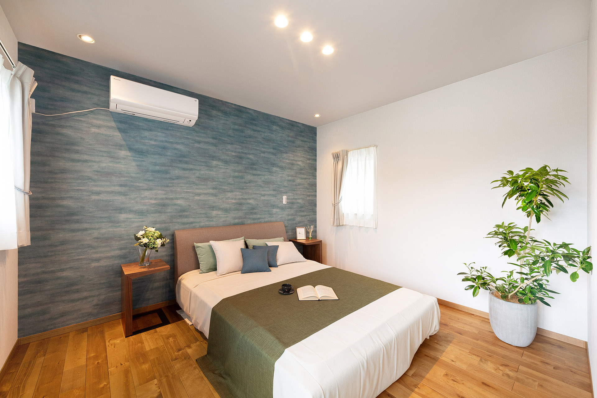 ［大阪府泉南郡熊取町］高気密・高断熱でダブル断熱仕様のヤマト住建モデルハウスのアクセントクロスの主寝室