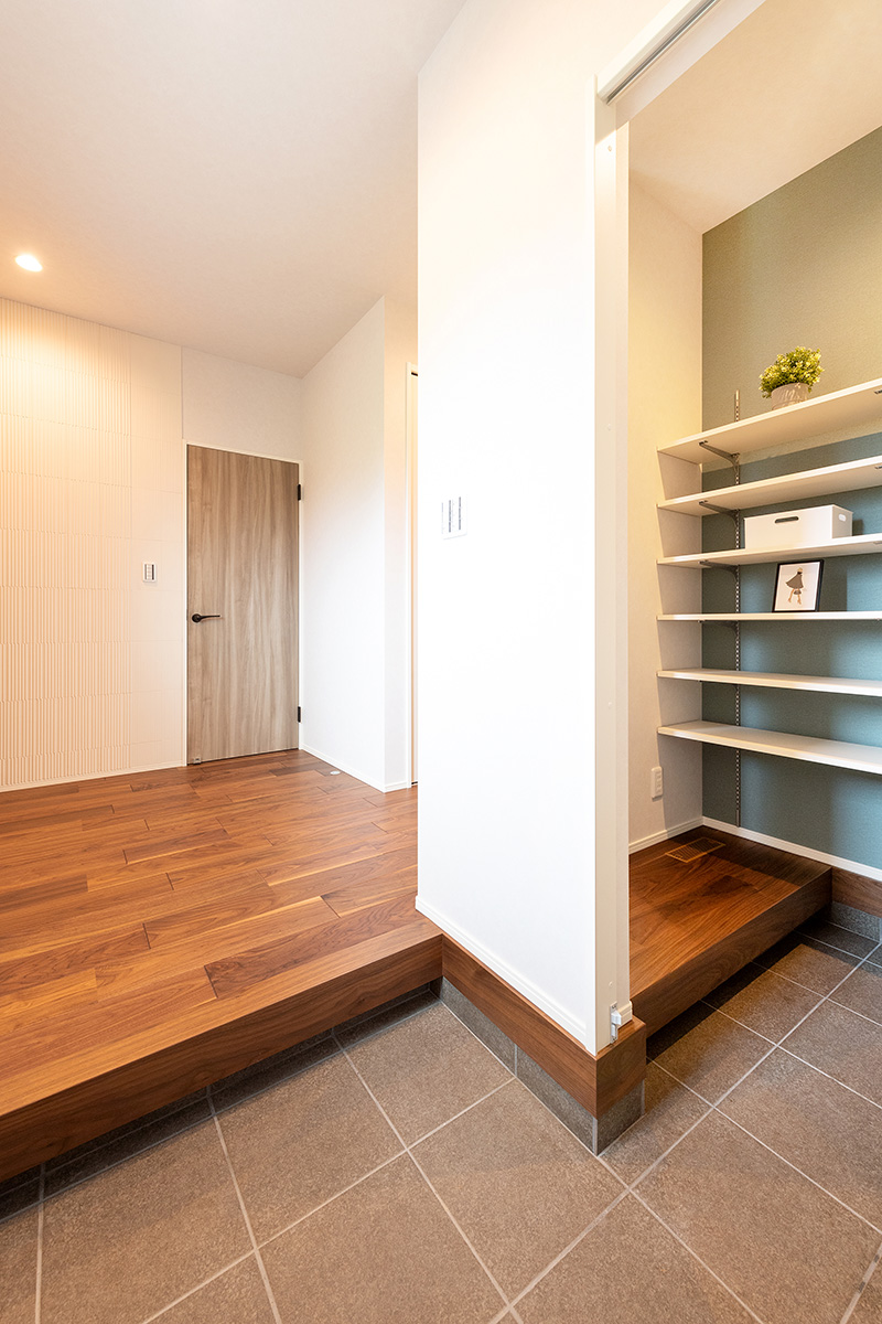 ［大阪府泉南郡熊取町］高気密・高断熱でダブル断熱仕様のヤマト住建モデルハウスの玄関とシューズクローク