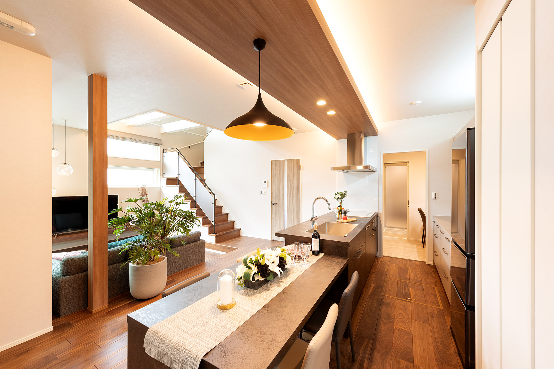 ［大阪府泉南郡熊取町］高気密・高断熱でダブル断熱仕様のヤマト住建モデルハウスのダイニングテーブルと一体のキッチン