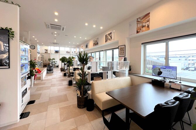 明るく落ち着いた店内