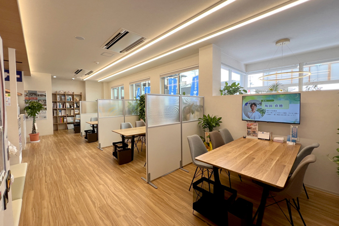 明るく落ち着いた店内