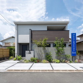 かごに畳んで入れた衣類