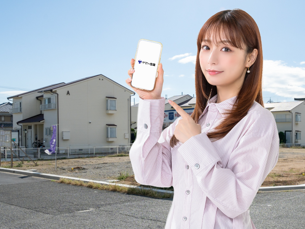 ヤマト住建の担当者が売主さまに土地をご案内する様子