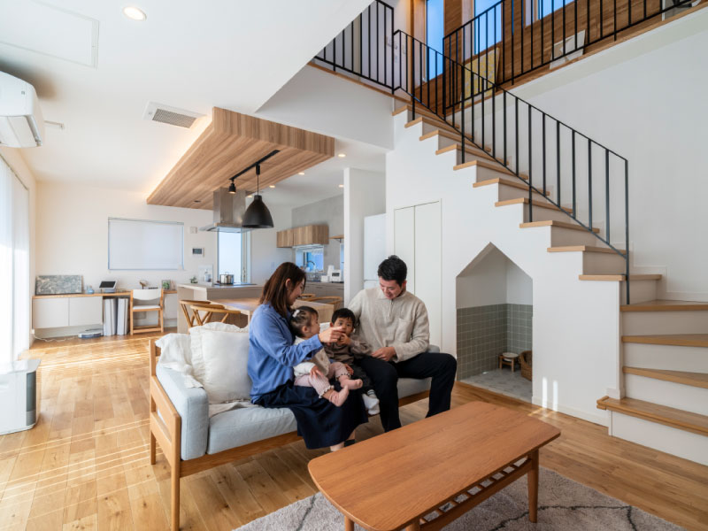 新しい住まいのリビングでくつろぐ家族